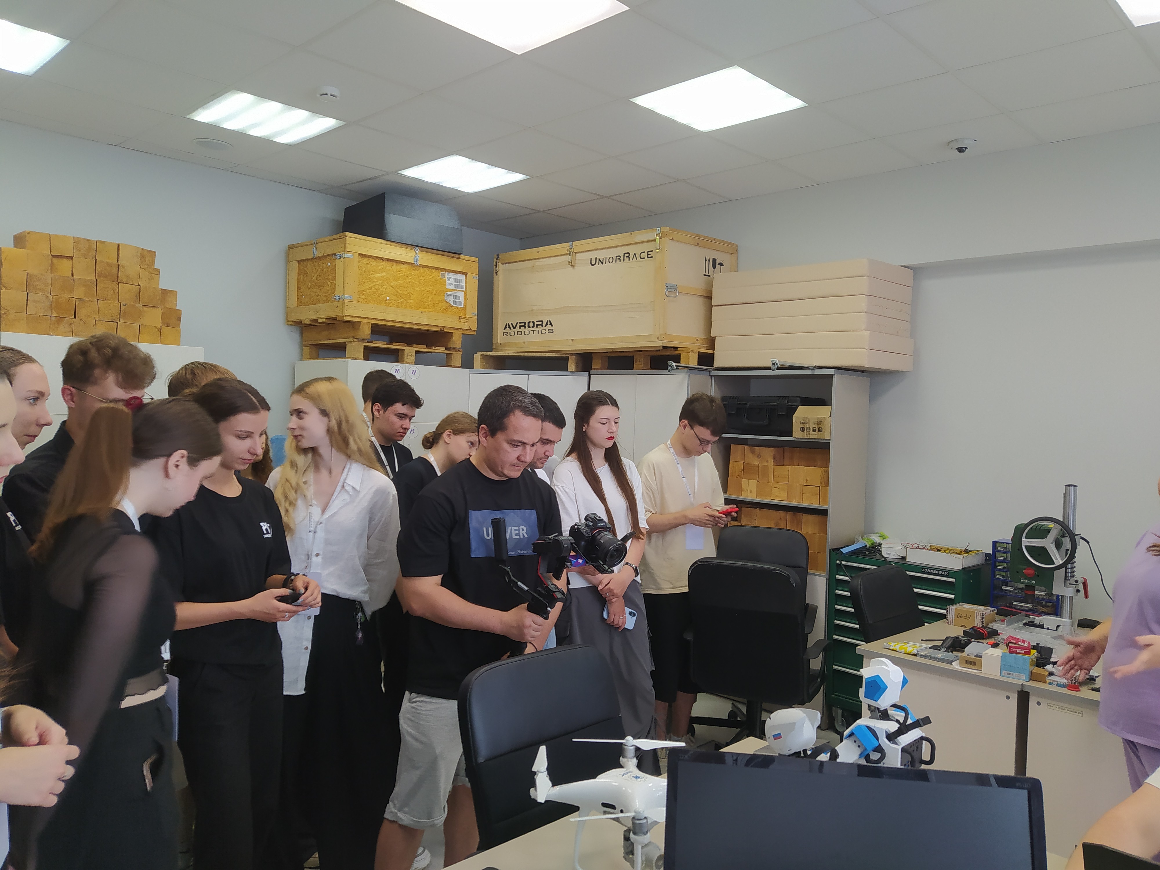 Студенты проекта 'Летний университет' посетили Лабораторию интеллектуальных робототехнических систем Студенты проекта 'Летний университет' посетили Лабораторию интеллектуальных робототехнических систем