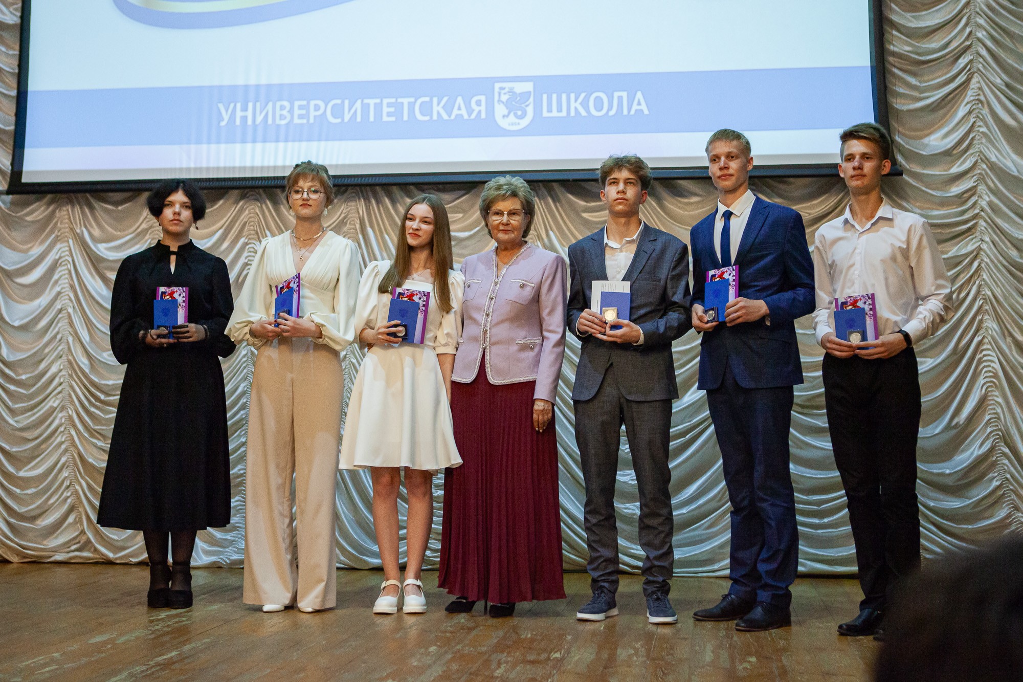 Выпускникам школы КФУ 'Университетская' торжественно вручили медали Выпускникам школы КФУ 'Университетская' торжественно вручили медали