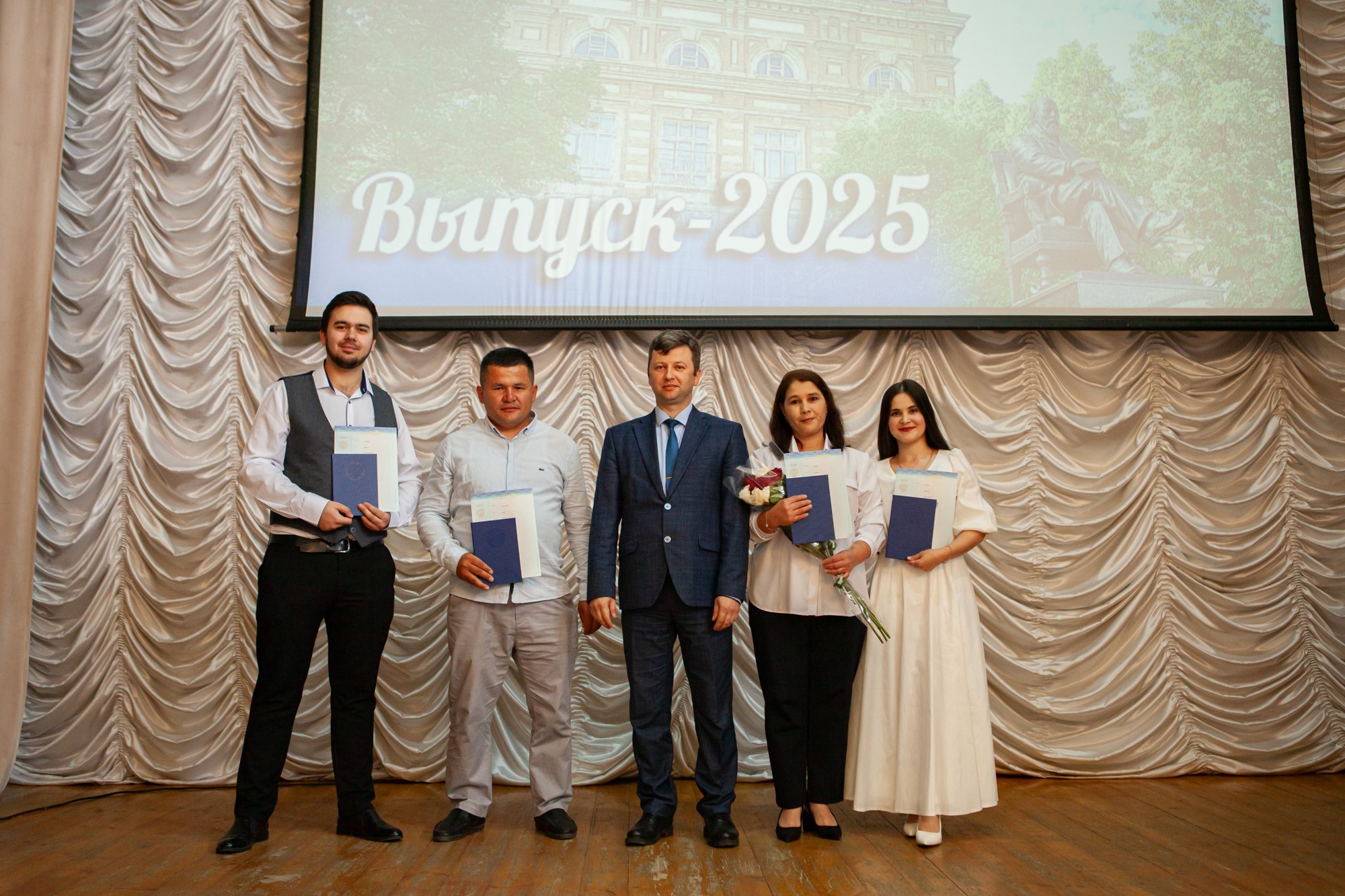 Состоялось вручение дипломов выпускникам Елабужского института КФУ Состоялось вручение дипломов выпускникам Елабужского института КФУ