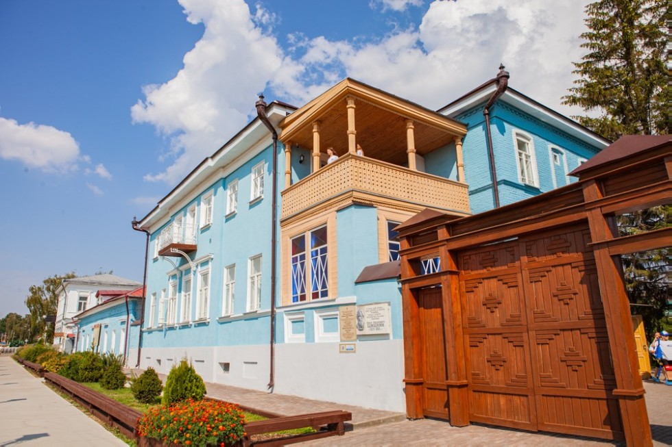 Университетская смена продолжает знакомиться с Елабугой Университетская смена продолжает знакомиться с Елабугой