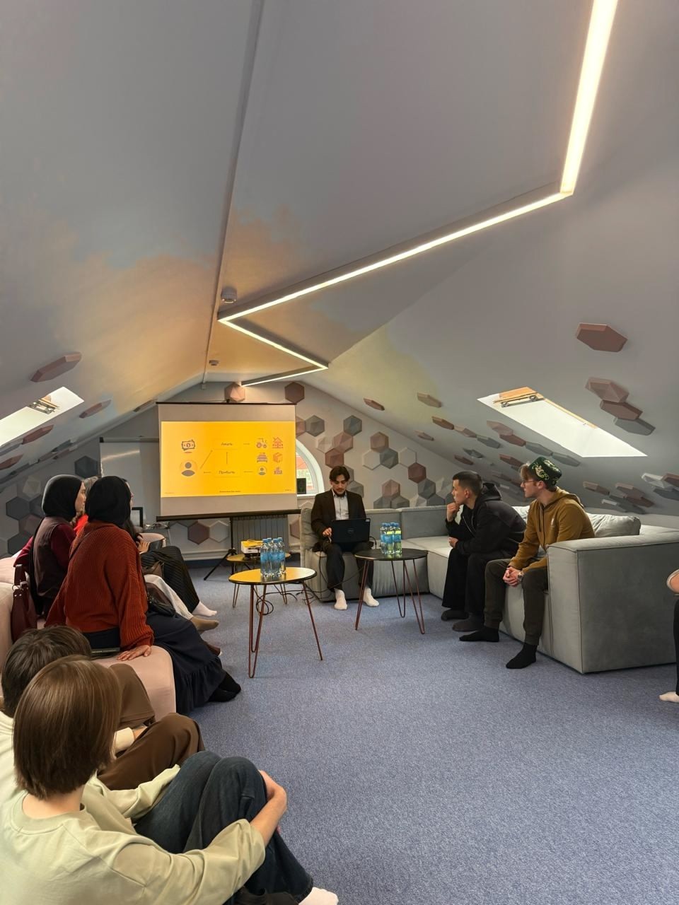 Студенты-теологи посетили финансовый дом Студенты-теологи посетили финансовый дом