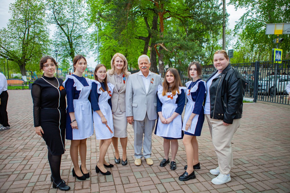 Обучающиеся 'Университетской' школы Елабужского института КФУ совместно с ветеранами посадили деревья в честь Годовщины Победы Обучающиеся 'Университетской' школы Елабужского института КФУ совместно с ветеранами посадили деревья в честь Годовщины Победы