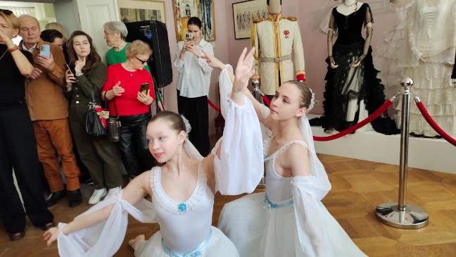 Вальс жизни в доме Левушки Толстого Вальс жизни в доме Левушки Толстого