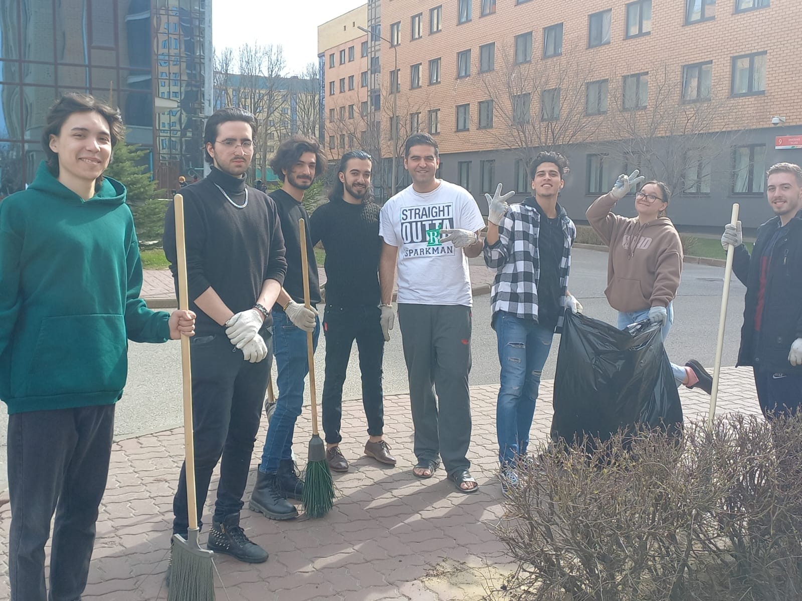 На территории Деревни Универсиады прошли субботники На территории Деревни Универсиады прошли субботники