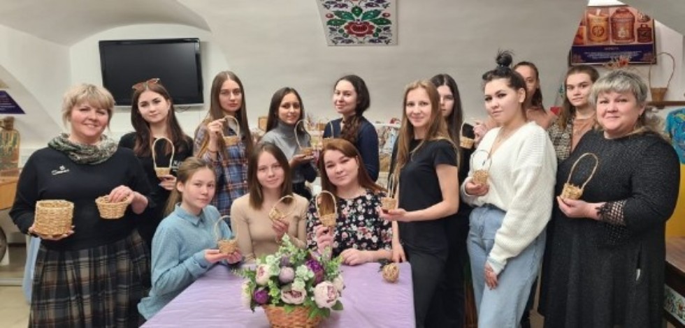 Студенты Елабужского института приняли участие в мастер-классе по плетению из лозы Студенты Елабужского института приняли участие в мастер-классе по плетению из лозы