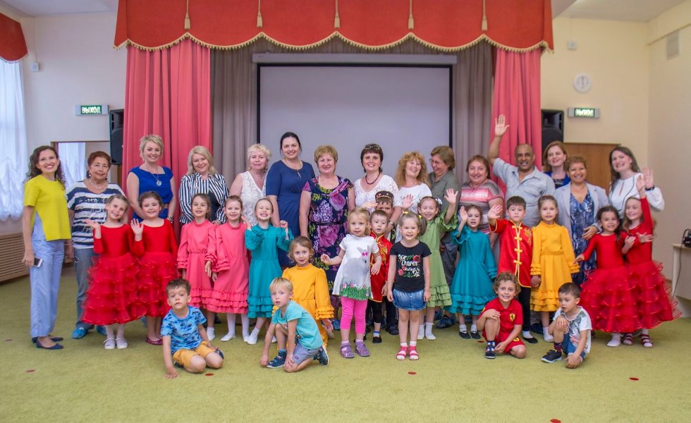 Здесь приобретают знания дети 21 века Здесь приобретают знания дети 21 века