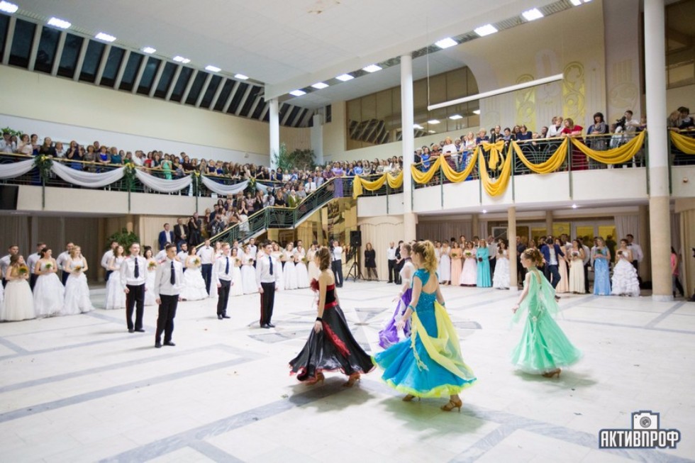 Торжественный бал в честь Дня рождения университета прошел в Елабужском институте КФУ Торжественный бал в честь Дня рождения университета прошел в Елабужском институте КФУ