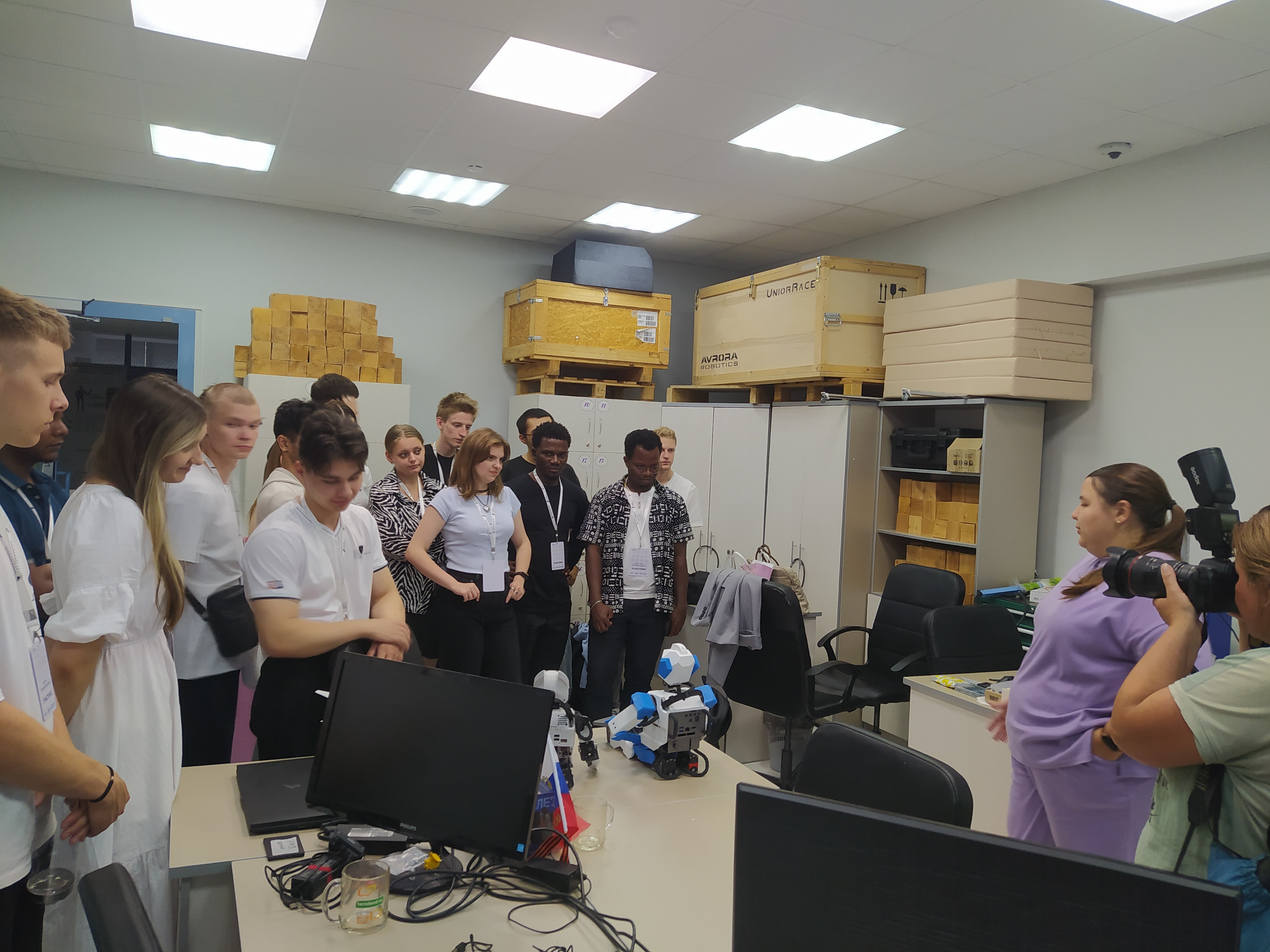 Студенты проекта 'Летний университет' посетили Лабораторию интеллектуальных робототехнических систем Студенты проекта 'Летний университет' посетили Лабораторию интеллектуальных робототехнических систем