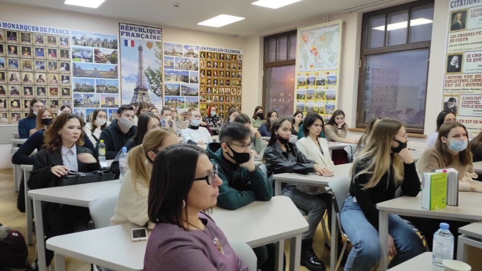 О вебинаре с французским писателем Беранром Фрио и переводчиком французской литературы Асей Петровой О вебинаре с французским писателем Беранром Фрио и переводчиком французской литературы Асей Петровой