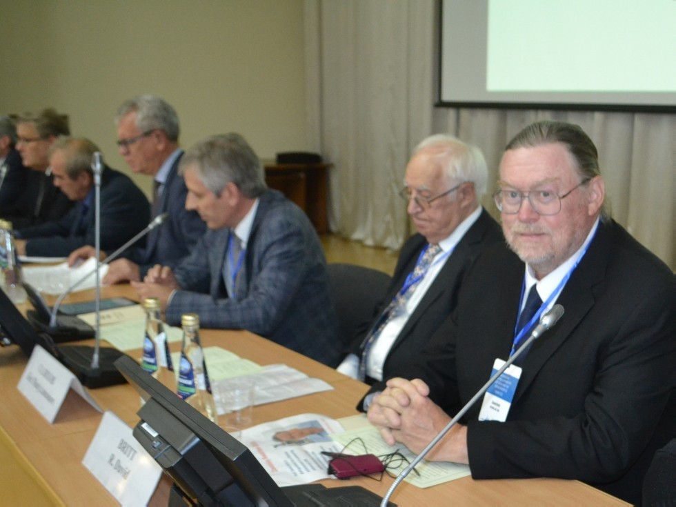 R. David Britt receives 2018 Zavoisky Award R. David Britt receives 2018 Zavoisky Award