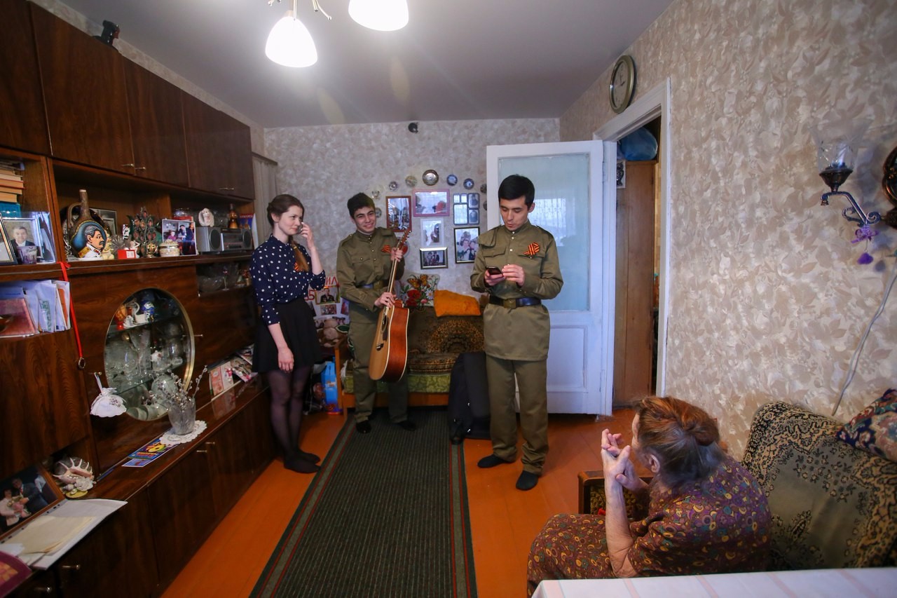 Активисты Добровольческого центра КФУ поздравили ветеранов с Днём Великой Победы! Активисты Добровольческого центра КФУ поздравили ветеранов с Днём Великой Победы!