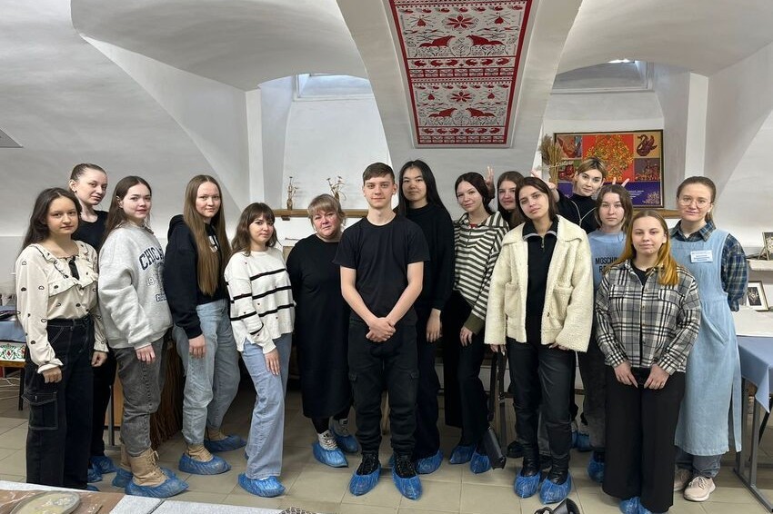 Студенты посетили мастер-класс по изготовлению глиняной тарелки Студенты посетили мастер-класс по изготовлению глиняной тарелки