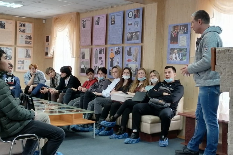 Студенты отделения экономических и юридических наук посетили библиотеку серебряного века Студенты отделения экономических и юридических наук посетили библиотеку серебряного века