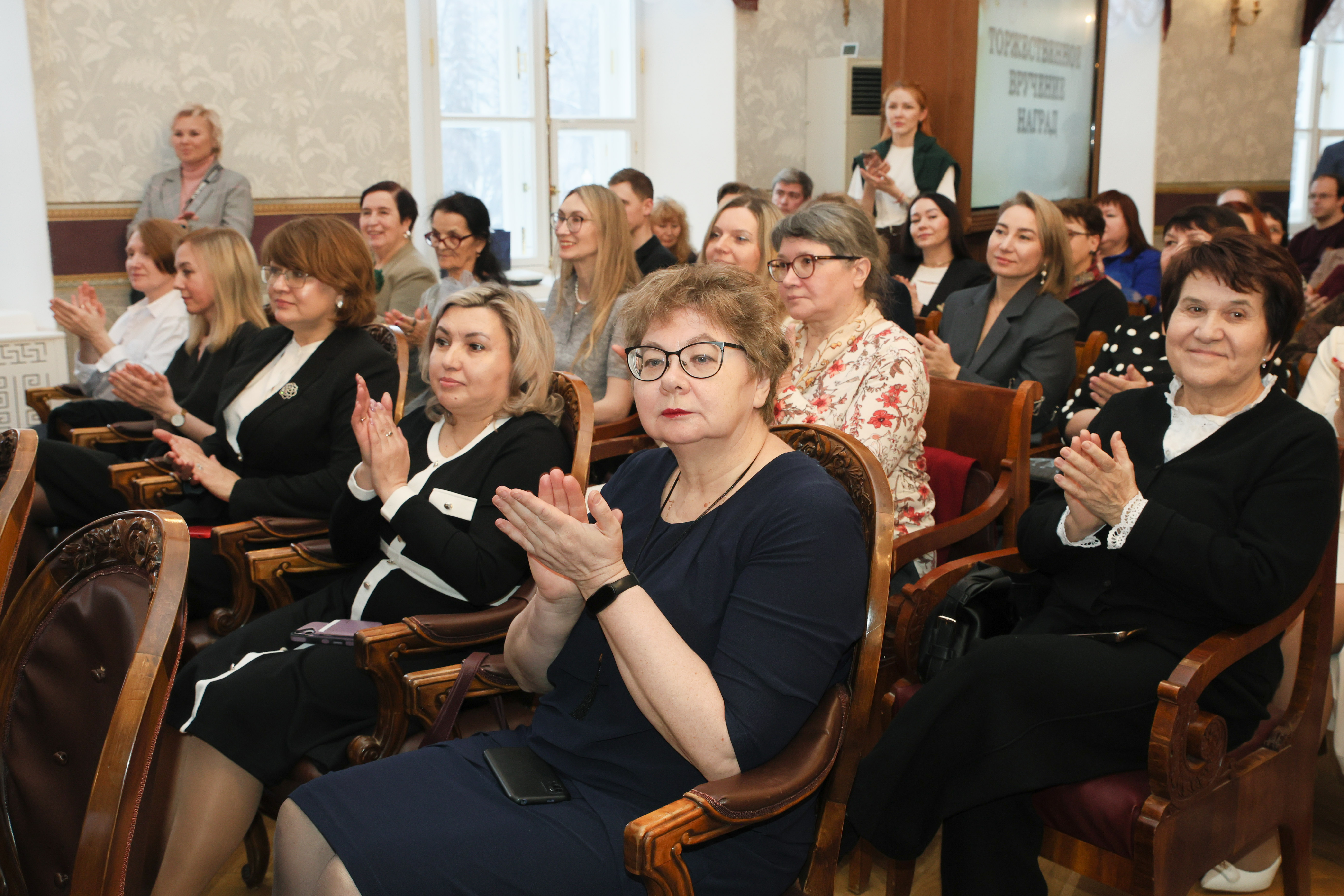 Ректор КФУ Ленар Сафин: 'Женщины приносят в этот мир гармонию, нежность, красоту и самое сильное, чистое, бескорыстное чувство ? безусловную материнскую любовь' Ректор КФУ Ленар Сафин: 'Женщины приносят в этот мир гармонию, нежность, красоту и самое сильное, чистое, бескорыстное чувство ? безусловную материнскую любовь'