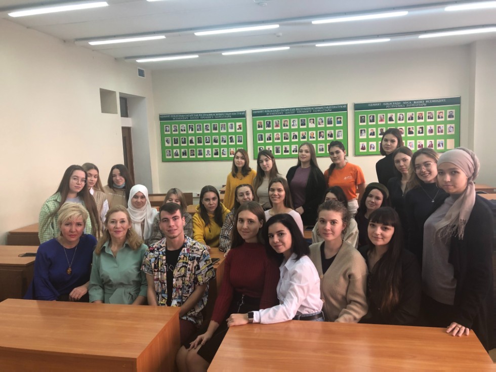 Шагыйрә Илсөяр Иксанова белән очрашу Шагыйрә Илсөяр Иксанова белән очрашу