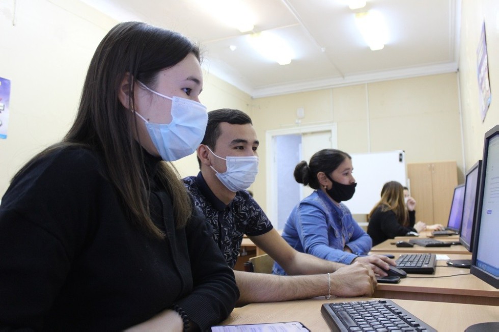 Студенты Елабужского института приняли участие во Всероссийском экономическом диктанте