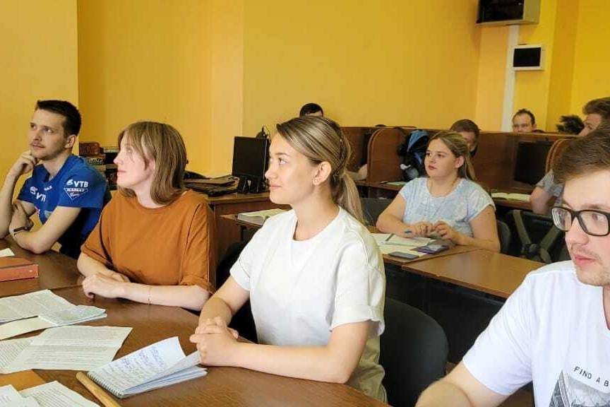 В Елабужском институте КФУ состоялась встреча студентов отделения экономических и юридических наук с заместителем декана по воспитательной работе Кузнецовым Максимом В Елабужском институте КФУ состоялась встреча студентов отделения экономических и юридических наук с заместителем декана по воспитательной работе Кузнецовым Максимом