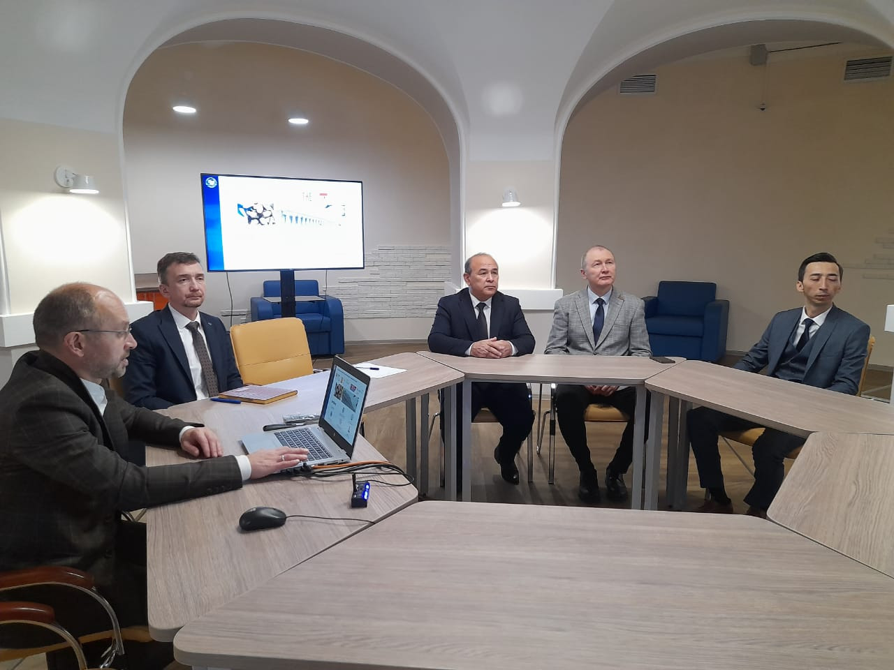 Институт психологии и образования и Андижанский государственный педагогический институт: сотрудничество начинается Институт психологии и образования и Андижанский государственный педагогический институт: сотрудничество начинается