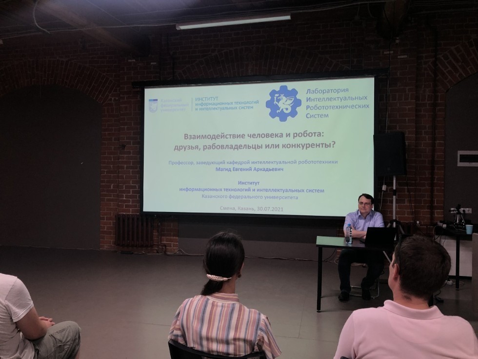 'Human-Robot Interaction: Friends, Slaveholders, or Competitors?' ? this and other issues were discussed at the Center for Contemporary Culture 'Smena' last Friday at a lecture by Professor Evgeni Magid ,LIRS, ITIS, lecture, Smena