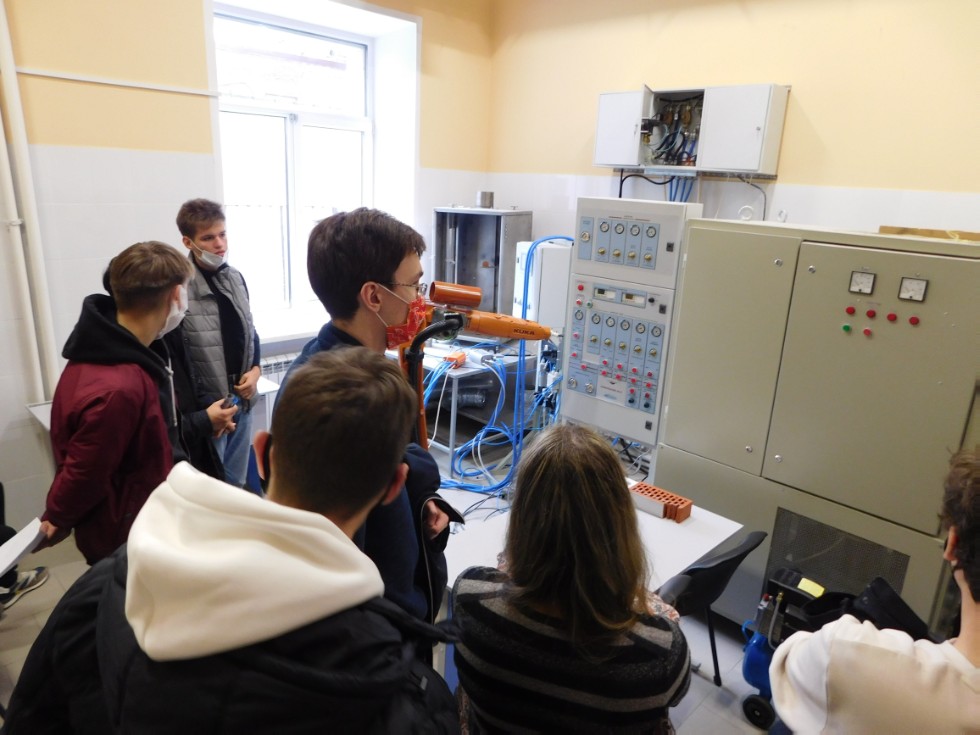 Для учащихся 11-х классов СОШ г. Ульяновска организована экскурсия по Инженерному институту КФУ