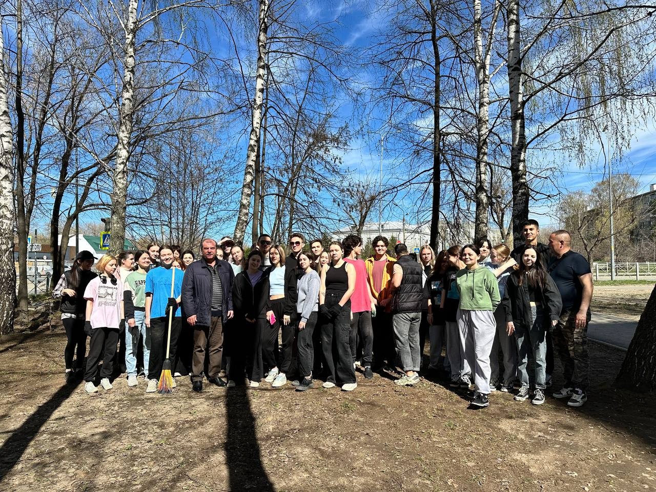 Субботник ? это добрая традиция, объединяющая студентов Казанского (Приволжского) федерального университета. Субботник ? это добрая традиция, объединяющая студентов Казанского (Приволжского) федерального университета.