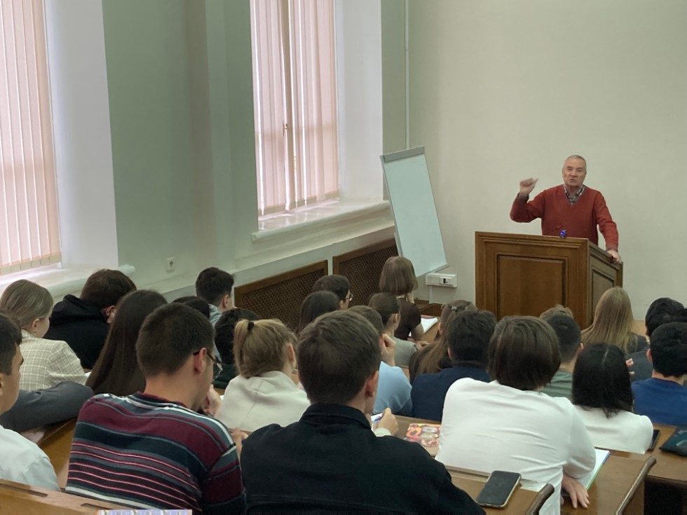 Валерий Васильевич Лазарев читает лекцию по Теории государства и права для студентов ЮФ ,выпускник, теория государства и права, лекция