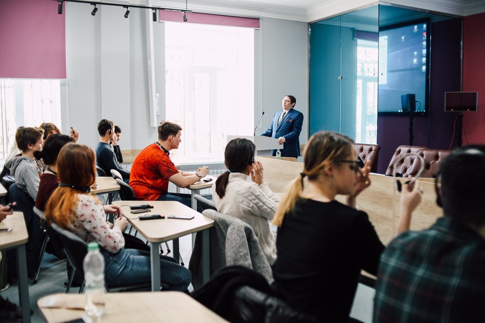 Открытая лекция профессора Робина Лейна Фокса из Оксфорда была прочитана студентам Института международных отношений КФУ Открытая лекция профессора Робина Лейна Фокса из Оксфорда была прочитана студентам Института международных отношений КФУ