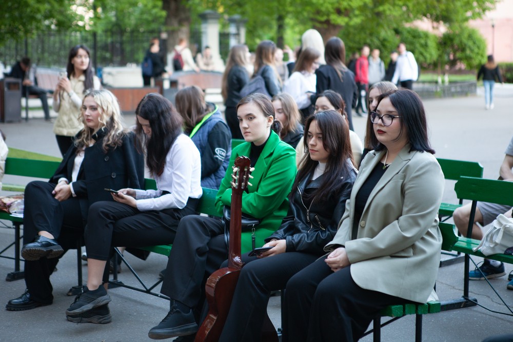 'Ах, эти тучи в голубом'... 'Ах, эти тучи в голубом'...