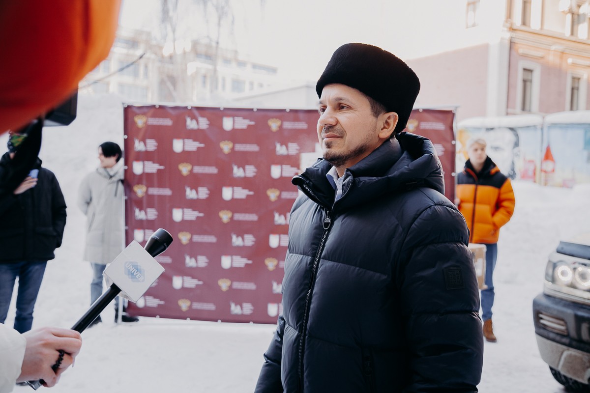 КФУ передал подарки для бойцов участникам гуманитарного автопробега 'Владивосток ? Луганск' КФУ передал подарки для бойцов участникам гуманитарного автопробега 'Владивосток ? Луганск'