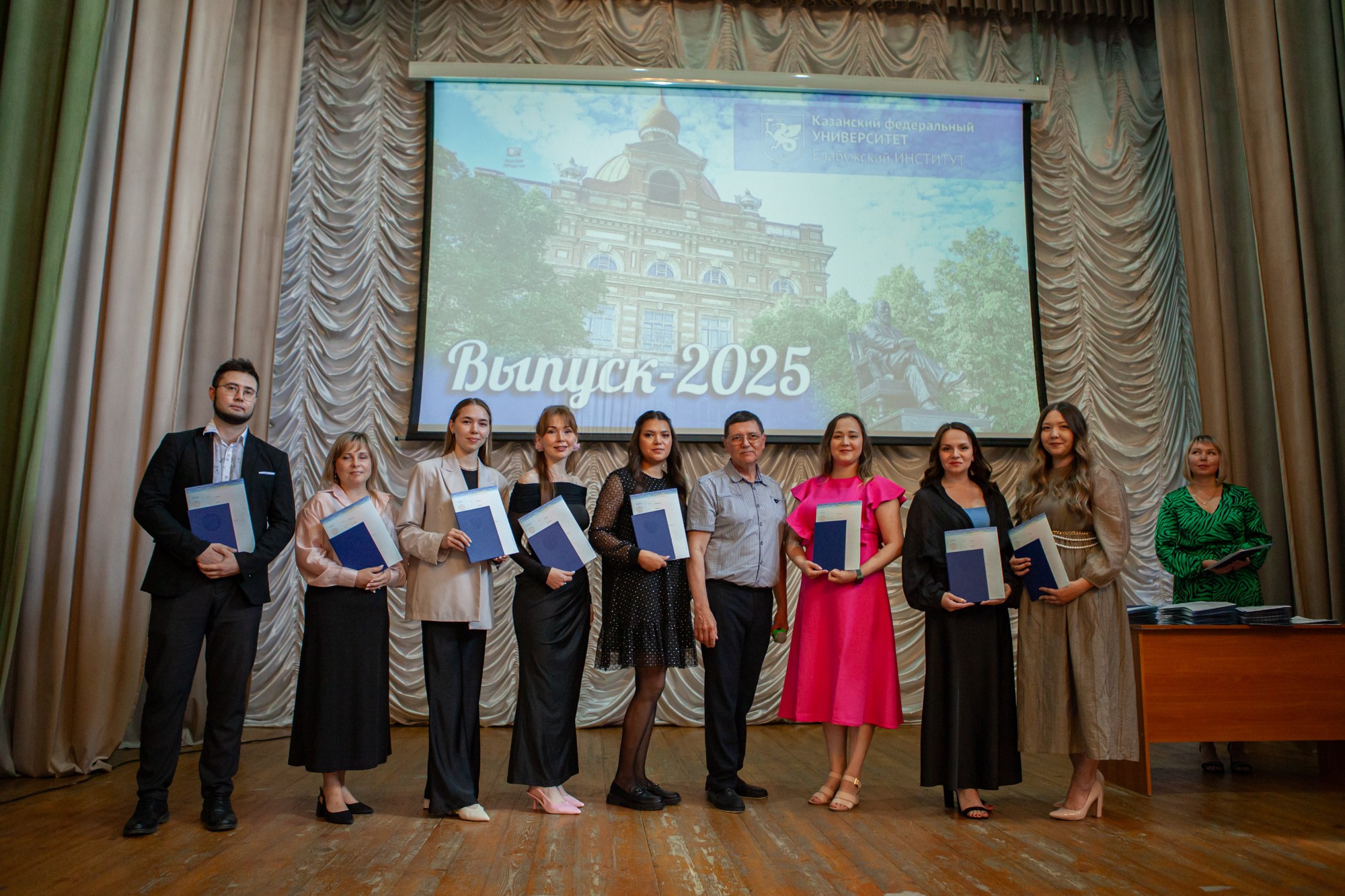 В Елабужском институте КФУ вручили дипломы новым специалистам В Елабужском институте КФУ вручили дипломы новым специалистам