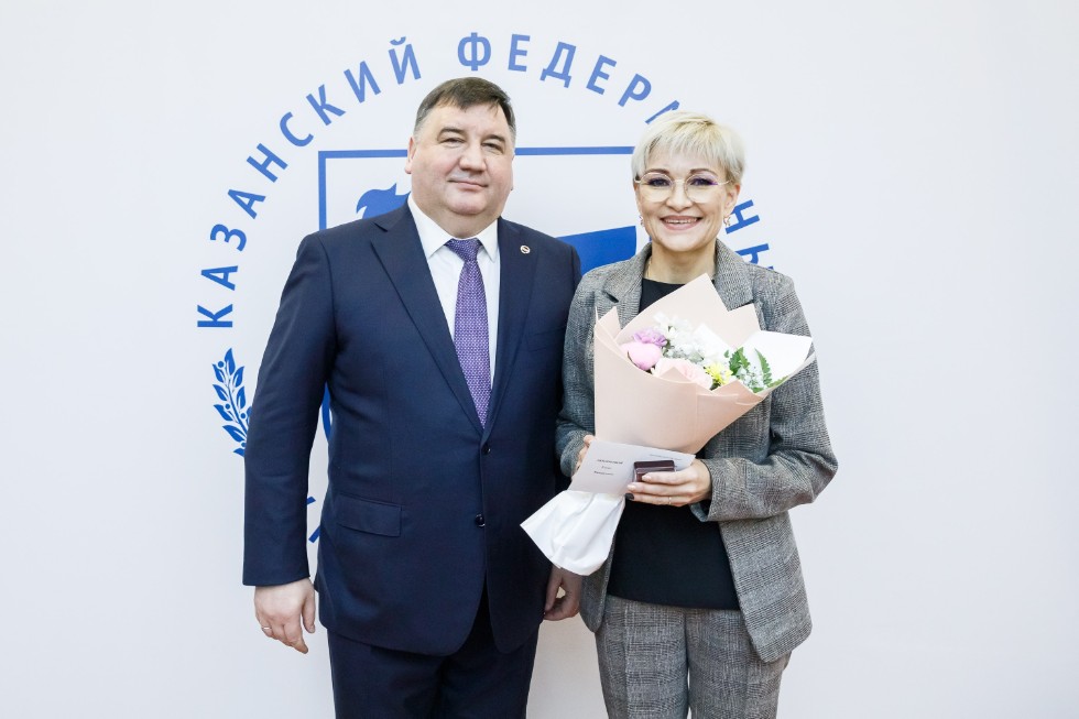 Ректор Казанского федерального университета Ленар Сафин наградил преподавателей Елабужского института Ректор Казанского федерального университета Ленар Сафин наградил преподавателей Елабужского института