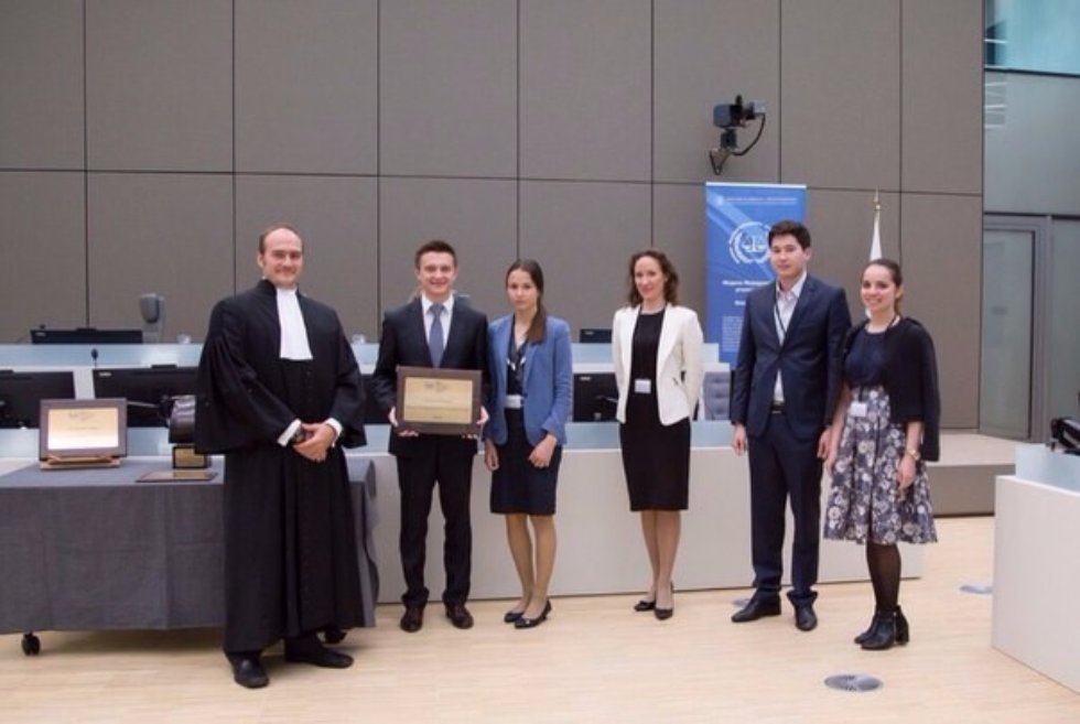 Победа команды юридического факультета КФУ в финале конкурса 'Модель Международного Уголовного суда ? 2016' в Гааге, Нидерланды. Победа команды юридического факультета КФУ в финале конкурса 'Модель Международного Уголовного суда ? 2016' в Гааге, Нидерланды.