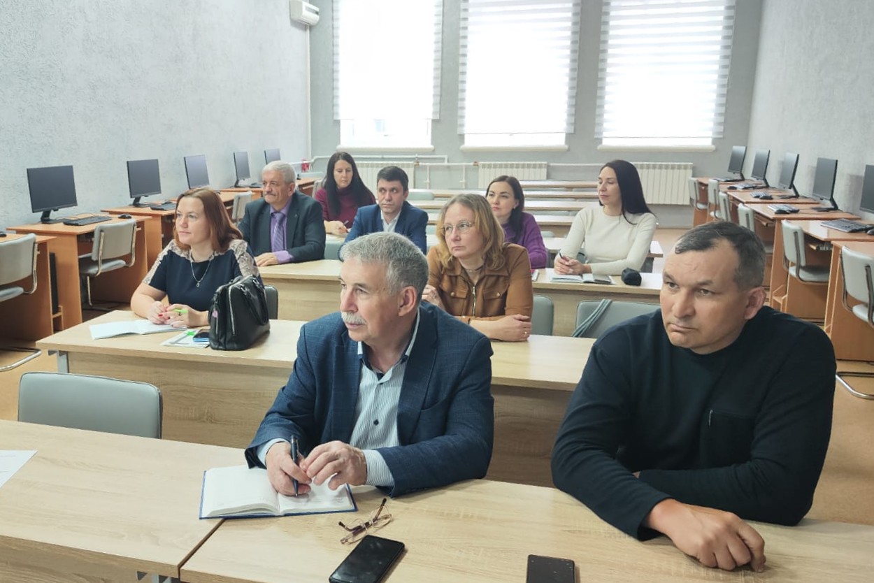 В Елабужском институте состоялся семинар: учителя со всей республики поделились лучшими практиками В Елабужском институте состоялся семинар: учителя со всей республики поделились лучшими практиками