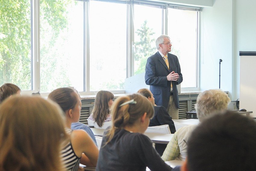 Prof. Wolfgang Koch Delivers Lectures at KFU