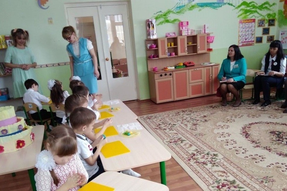 'Нужно ли изучать иностранный язык в детском саду?' 'Нужно ли изучать иностранный язык в детском саду?'