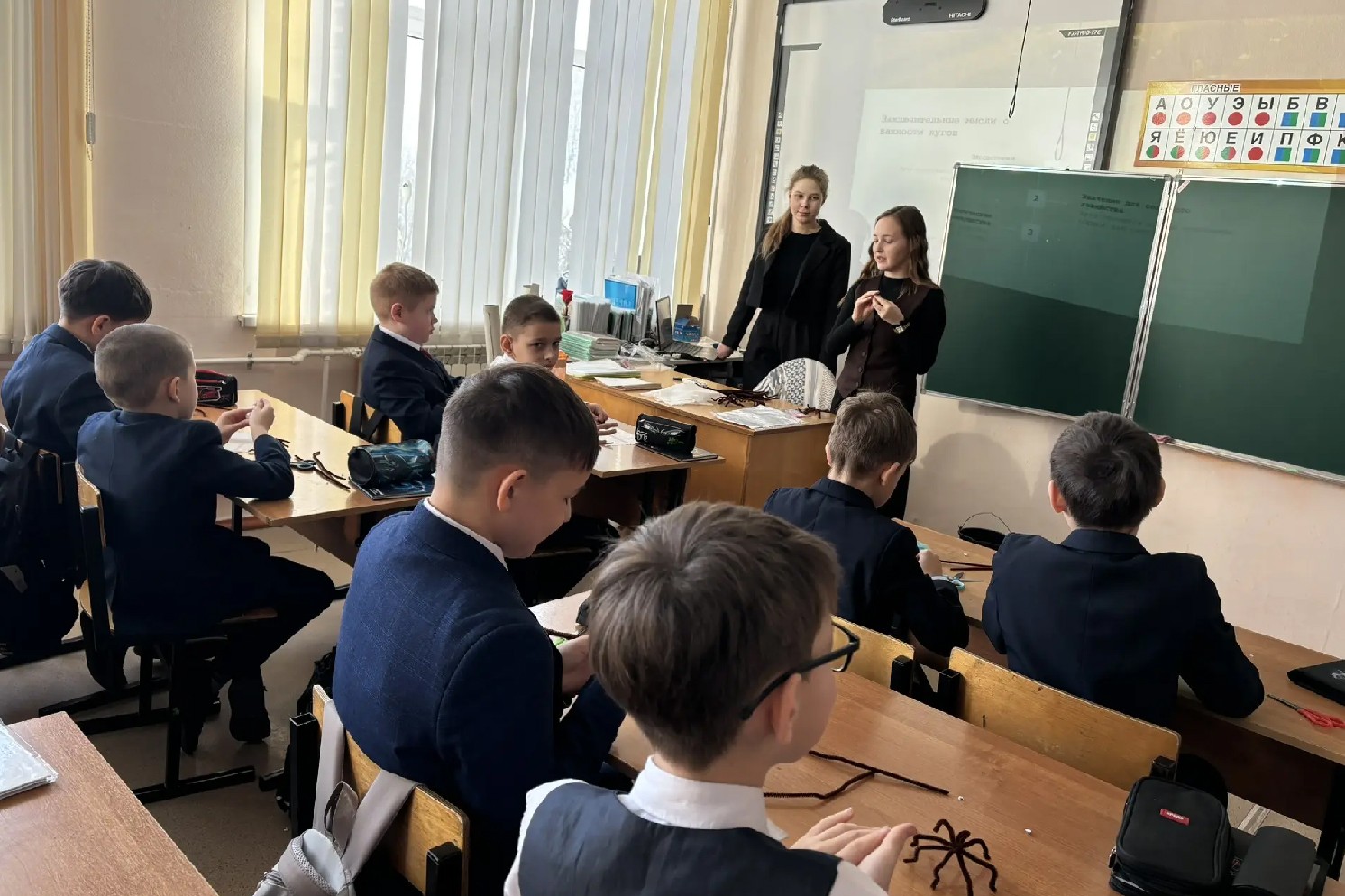 'НЕскучная наука': студенты КФУ превратили синельную проволоку в тюльпаны и пауков для елабужских младшеклассников 'НЕскучная наука': студенты КФУ превратили синельную проволоку в тюльпаны и пауков для елабужских младшеклассников