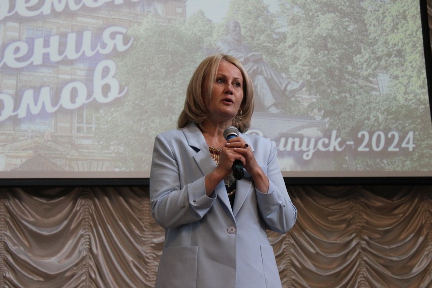 В Елабужском институте КФУ вручили дипломы иностранным выпускникам-филологам и историкам В Елабужском институте КФУ вручили дипломы иностранным выпускникам-филологам и историкам