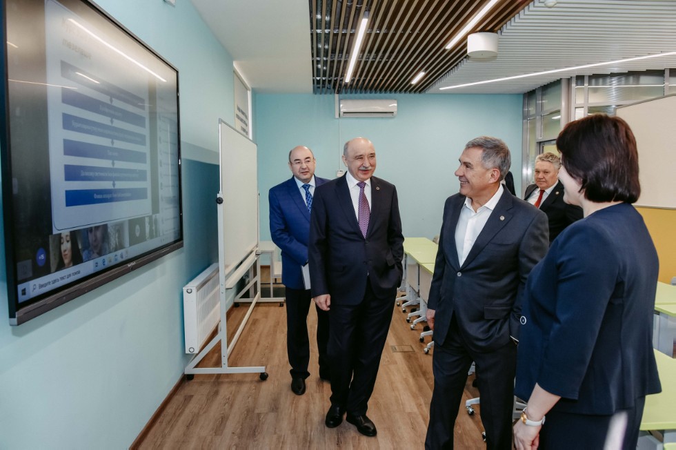 President of Tatarstan Rustam Minnikhanov learned about Kazan University's distance education capabilities ,President of Tatarstan, distance learning, IPIC