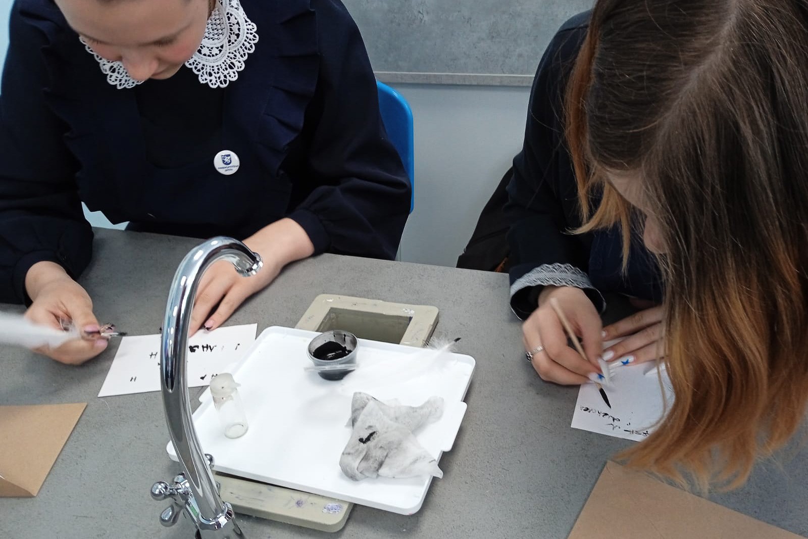 Школьники научились делать чернила и писать пером Школьники научились делать чернила и писать пером