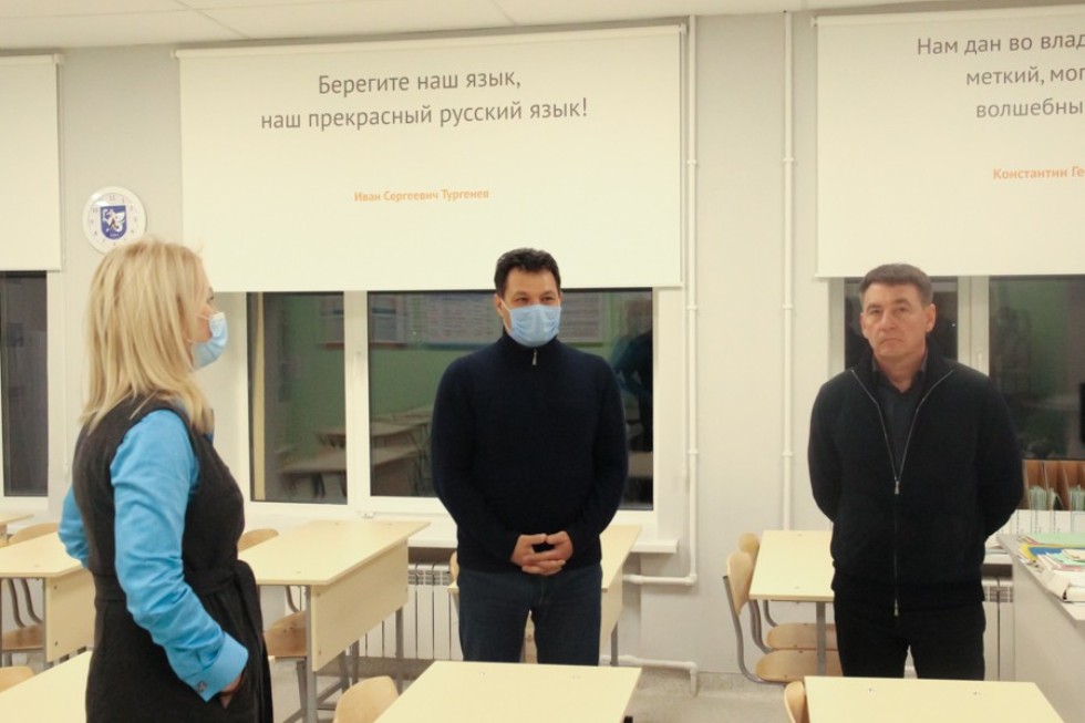 Глава ЕМР Рустем Нуриев и депутат Госсовета РТ Леонид Барышев посетили 'Университетскую' школу Глава ЕМР Рустем Нуриев и депутат Госсовета РТ Леонид Барышев посетили 'Университетскую' школу