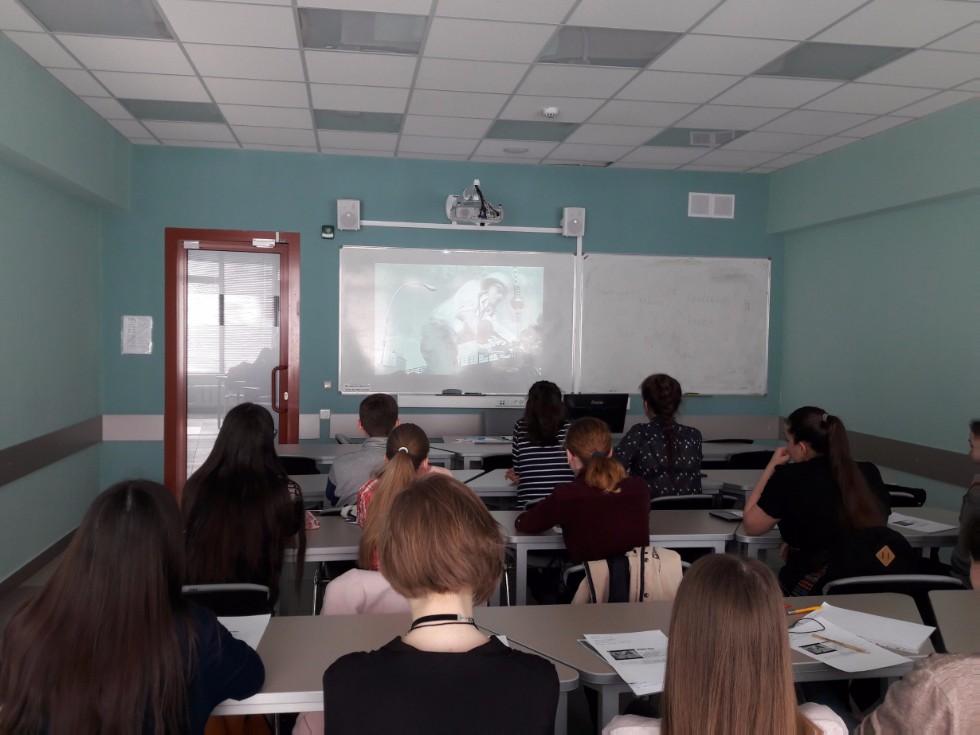 В рамках Недели Немецкого языка состоялся урок, на котором участникам был предложен к просмотру короткометражный фильм на немецком языке 'Der Schwarzfahrer' В рамках Недели Немецкого языка состоялся урок, на котором участникам был предложен к просмотру короткометражный фильм на немецком языке 'Der Schwarzfahrer'