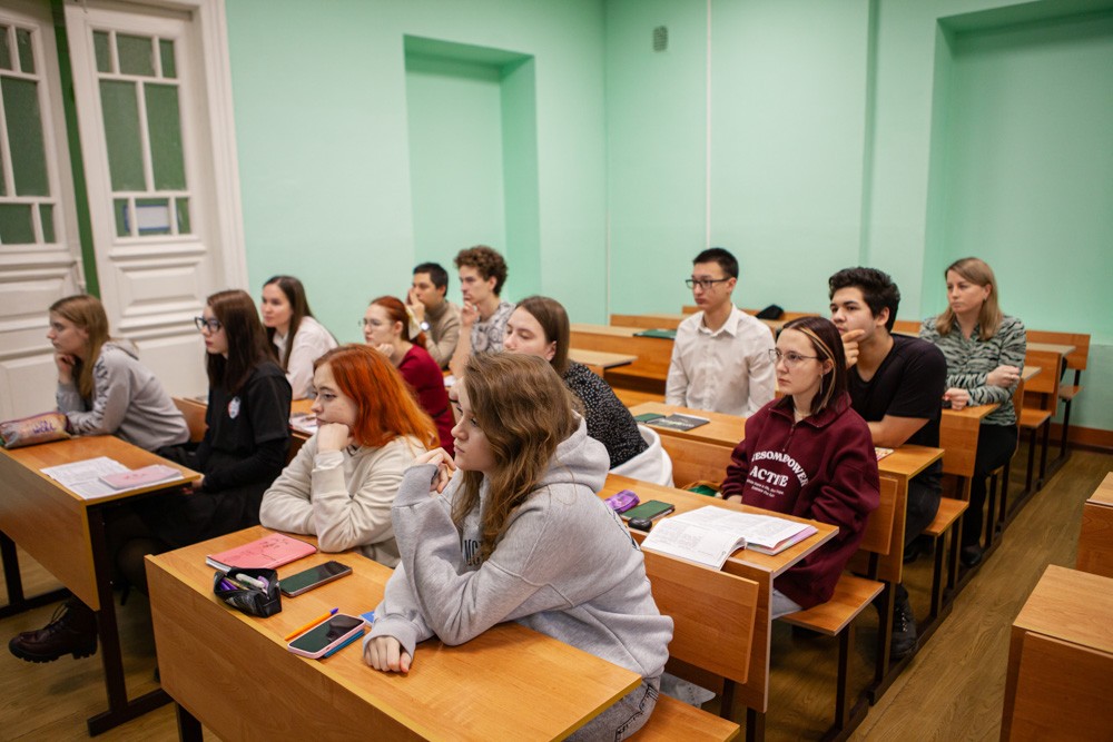 В рамках праздничных мероприятий, посвященных 220-летию Казанского университета и 126-летию Елабужского института была проведена лекция 'История Елабужского института в лицах' для студентов отделения филологии и истории. В рамках праздничных мероприятий, посвященных 220-летию Казанского университета и 126-летию Елабужского института была проведена лекция 'История Елабужского института в лицах' для студентов отделения филологии и истории.