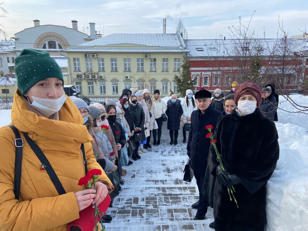 Церемония возложения цветов к памятнику поэту-герою Мусе Джалилю Церемония возложения цветов к памятнику поэту-герою Мусе Джалилю