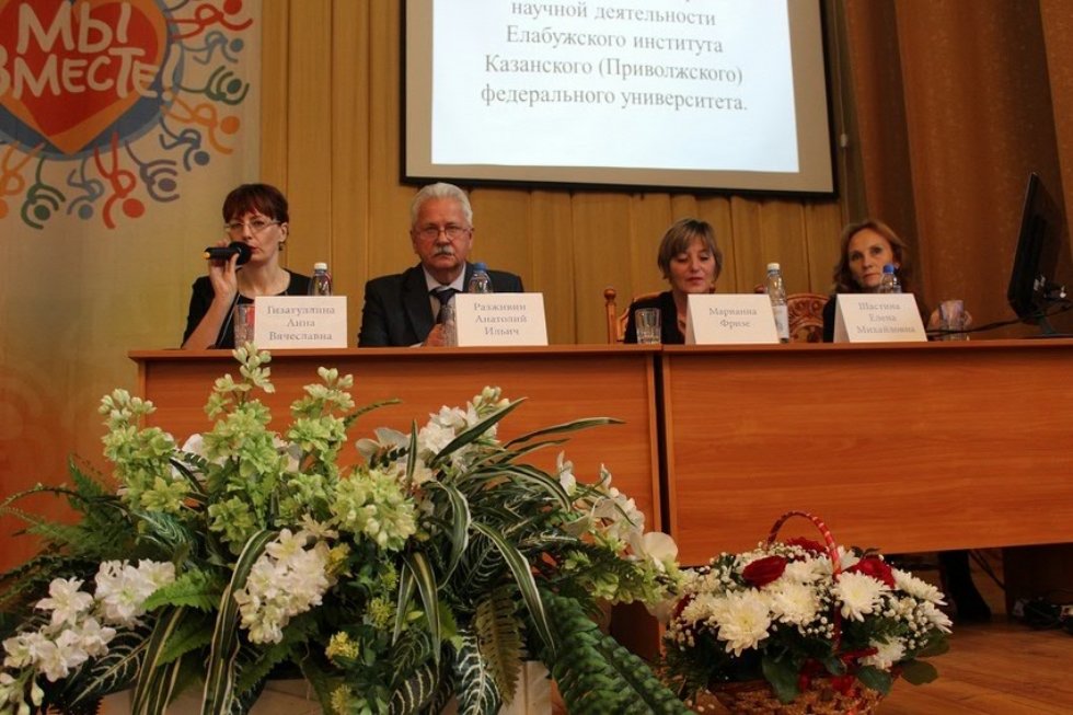 'Изучая новые языки, общаясь и обучая им других людей, мы служим делу мира' 'Изучая новые языки, общаясь и обучая им других людей, мы служим делу мира'