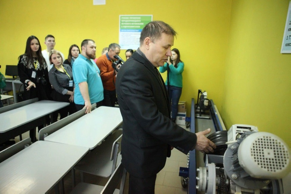 В Елабужском институте КФУ прошёл пресс-тур с участием представителей СМИ и блогеров В Елабужском институте КФУ прошёл пресс-тур с участием представителей СМИ и блогеров