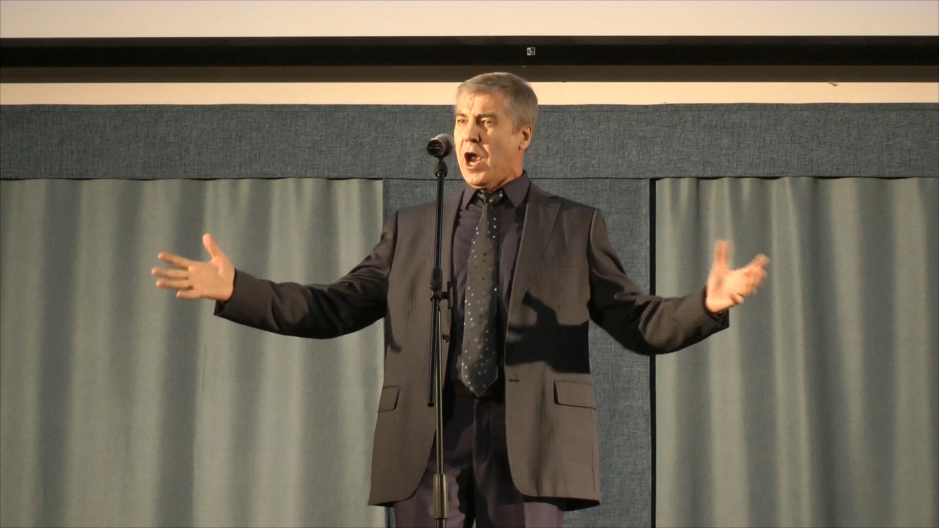 'Идёт направо - песнь заводит, налево - сказку говорит...' 'Идёт направо - песнь заводит, налево - сказку говорит...'