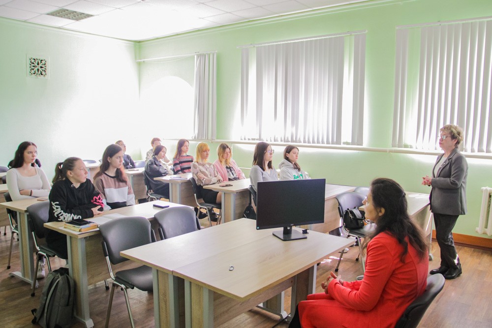 Учителя иностранного языка были приглашены на встречу со студентами