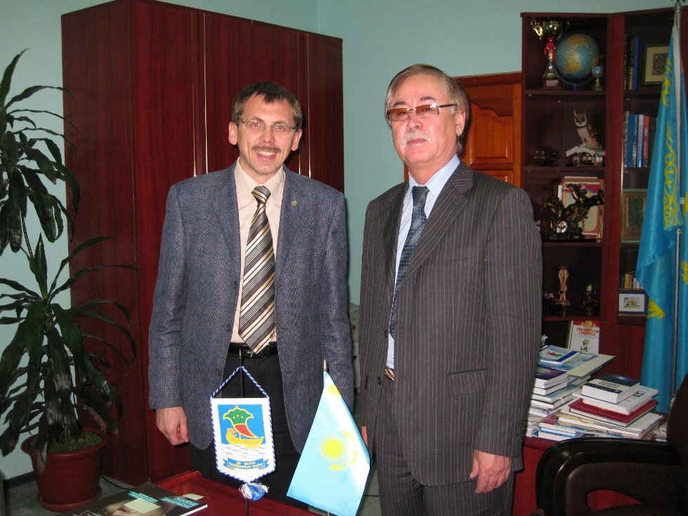 Директор филиала КФУ в г.Набережные Челны Анатолий Макаров ?почётный профессор Актюбинского государственного университета им. К.Жубанова Директор филиала КФУ в г.Набережные Челны Анатолий Макаров ?почётный профессор Актюбинского государственного университета им. К.Жубанова