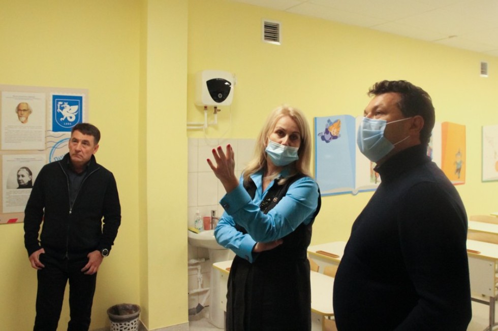 Глава ЕМР Рустем Нуриев и депутат Госсовета РТ Леонид Барышев посетили 'Университетскую' школу Глава ЕМР Рустем Нуриев и депутат Госсовета РТ Леонид Барышев посетили 'Университетскую' школу