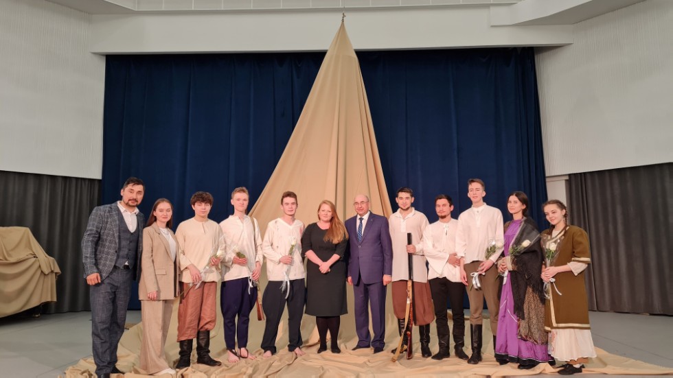 Новый взгляд на рассказ Льва Толстого 'Кавказский пленник' от студенческого театра 'Мизгел' Новый взгляд на рассказ Льва Толстого 'Кавказский пленник' от студенческого театра 'Мизгел'